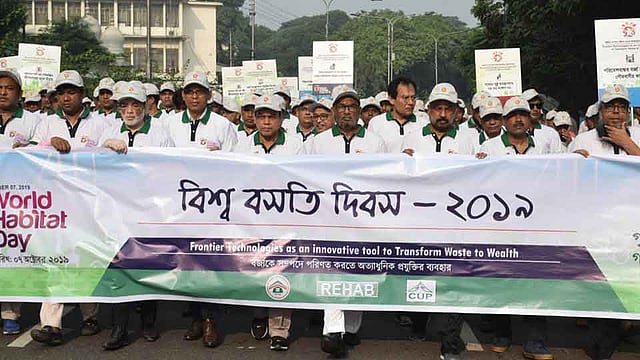বিশ্ব বসতি দিবস উপলক্ষে গৃহায়ণ ও গণপূর্ত মন্ত্রণালয়ের উদ্যোগে বর্ণাঢ্য শোভাযাত্রা অনুষ্ঠিত হয়। শাহবাগ, ঢাকা, ৭ অক্টোবর। ছবি: প্রেস বিজ্ঞপ্তি
