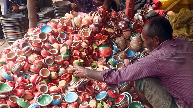 মাটির তৈরি ছোট খেলনা