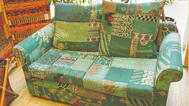 নকশিকাঁথার সৌন্দর্য সোফা বা চেয়ারে নিয়ে আসবে ভিন্নতা। কৃতজ্ঞতা: যাত্রা, ছবি: নকশা