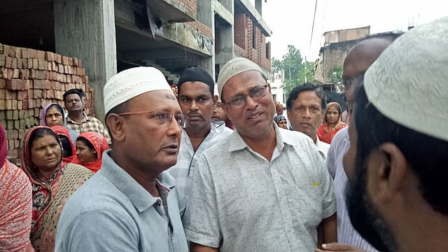 আবরারের বাবার কান্না থামার নয়। কুষ্টিয়া শহর, ৮ অক্টোবর। ছবি: তৌহিদী হাসান