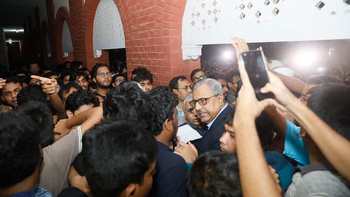 আবরার ফাহাদ হত্যার ৪০ ঘণ্টা পর বুয়েটের উপাচার্য অধ্যাপক সাইফুল ইসলাম শিক্ষার্থীদের সামনে হাজির হন। ছবি: তানভীর আহমেদ