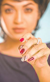 খুব ঘন করে নেইলপলিশ লাগালে নখের ক্ষতি হতে পারে। ছবি: নকশা