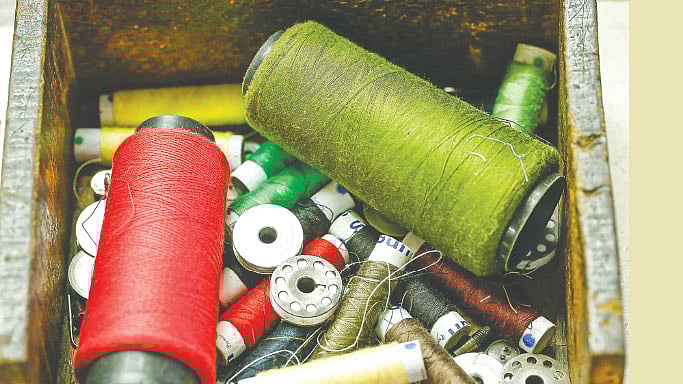 বাক্সে থাকুক রঙিন সুতা। ছবি: নকশা