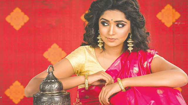 যত্ন নিলে কাতানের শাড়ি ভালো থাকবে অনেক দিন। মডেল: হিমি, ছবি: নকশা
