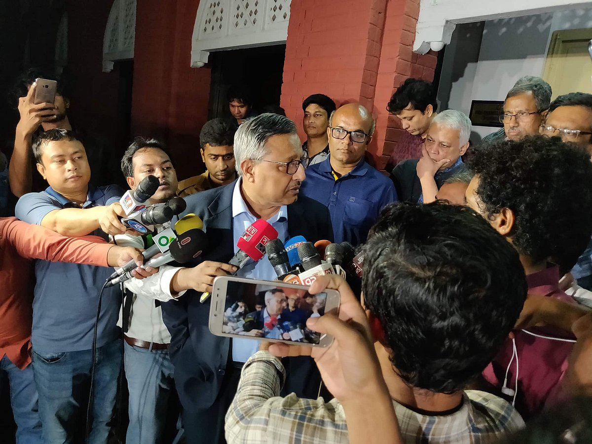 অবরুদ্ধ থাকার পর নিজ কার্যালয় থেকে রাত ১১টার দিকে বের হন বুয়েট উপাচার্য অধ্যাপক সাইফুল ইসলাম। ঢাকা, ৮ অক্টোবর। ছবি: প্রথম আলো