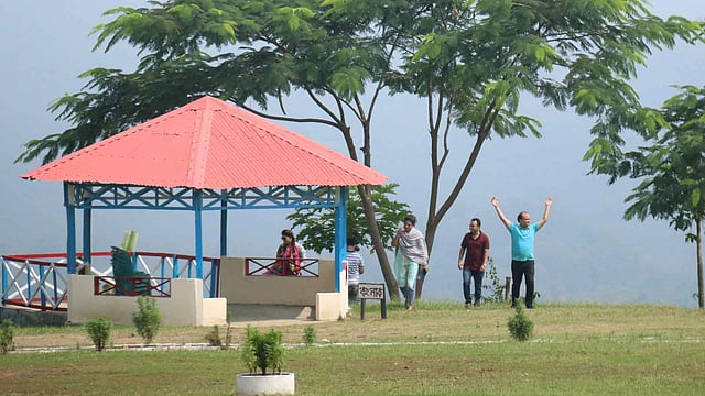 জিরো পয়েন্টে পর্যটকেরা