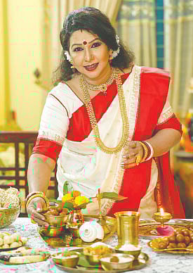 সংগীতশিল্পী শুভ্রা দেবনাথ পূজায় বানান নাড়ু