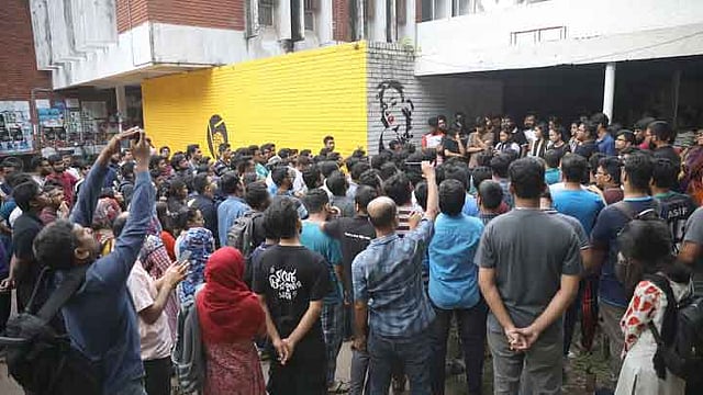 মিছিলের আগে শিক্ষার্থীদের সমাবেশ। বুয়েট, ঢাকা, ৮ অক্টোবর। ছবি: হারুন অর রশিদ