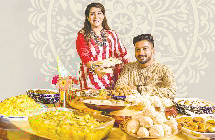 সংগীতশিল্পী বাঁধন সরকার পূজা ও স্বামী মডেল অর্ণব অন্তু দুজনই পছন্দ করেন পূজায় নানা পদ রান্না করতে ও খেতে। ছবি: খালেদ সরকার