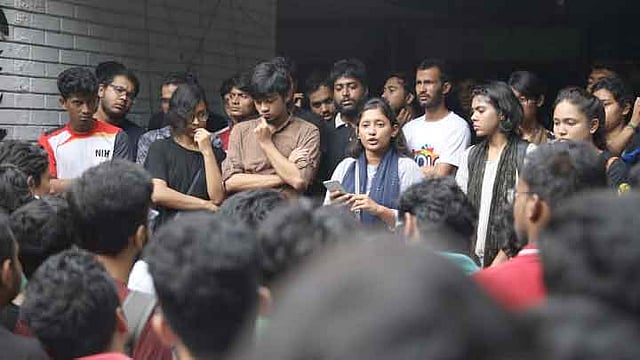 ক্যানটিনের সামনে শিক্ষার্থীদের সমাবেশ। বুয়েট, ঢাকা, ৮ অক্টোবর। ছবি: আবদুস সালাম