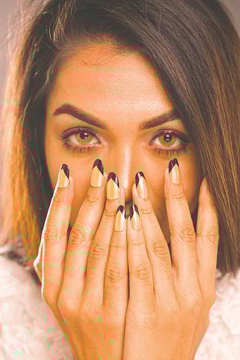 নেইলপলিশ লাগানোর আগে পেট্রোলিয়াম জেলি কিংবা নেইল প্রাইমার লাগিয়ে নিন