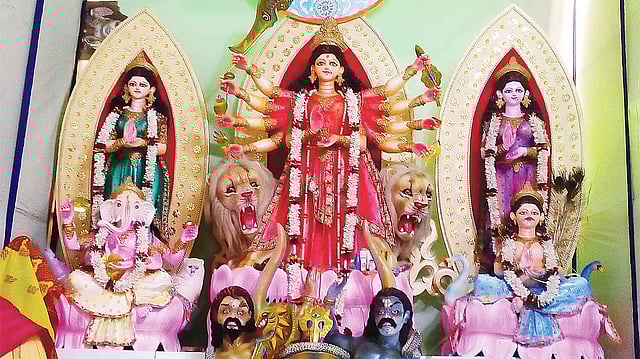 মহানবমীর সন্ধ্যায় গতকাল রাজধানীর সূত্রাপুরের মালাকারটোলা পূজামণ্ডপে।  প্রথম আলো