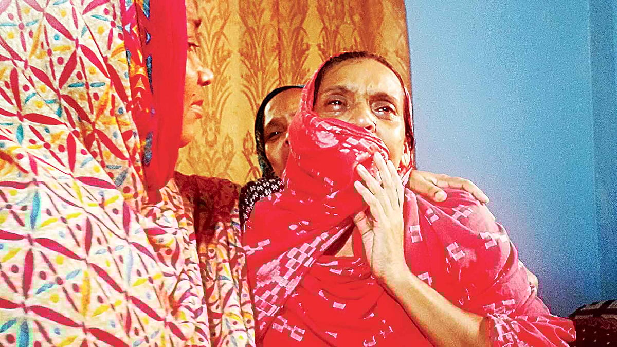 বুয়েটে নিহত আবরার ফাহাদের মায়ের আহাজারি। গতকাল সকালে কুষ্টিয়া শহরের পিটিআই সড়কের বাড়ি।  ছবি: প্রথম আলো