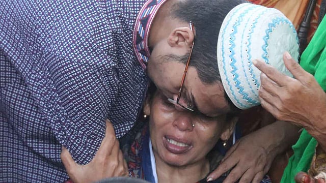 আবরার ফাহাদের মরদেহ তাঁর পৈতৃক ভিটা রায়ডাঙ্গায় পৌঁছালে কান্নায় ভেঙে পড়েন তাঁর মা ও ছোট ভাই। কুষ্টিয়া, ৮ অক্টোবর। ছবি: হাসান মাহমুদ
