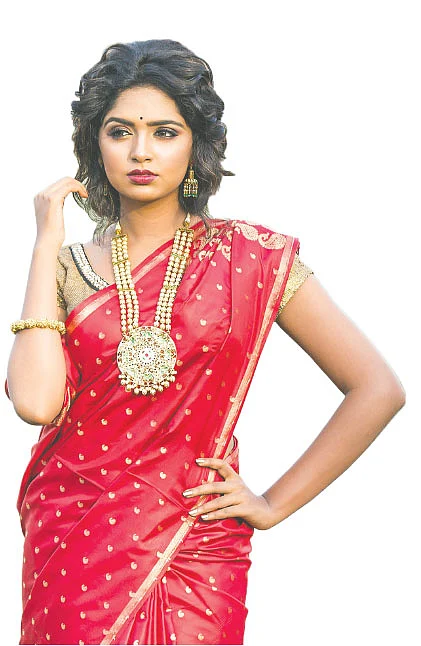 মডেল: হিমি, ছবি: নকশা