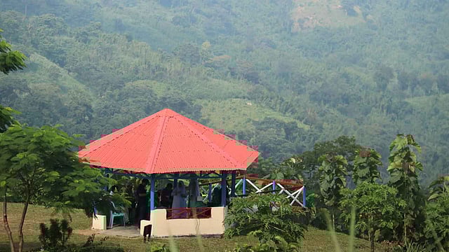 জিরো পয়েন্টে ঘুরে বেড়াচ্ছেন পর্যটকেরা