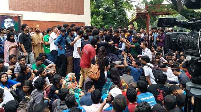 ছাত্রকল্যাণ পরিচালক মিজানুর রহমানকে ঘিরে ধরেন আন্দোলনরত শিক্ষার্থীরা। ছবি: মোশতাক আহমেদ