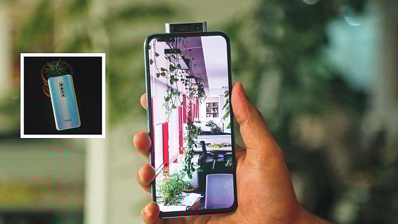 এই মুঠোফোনে আছে বেশ কিছু চমক। ছবি: সাজিদ হোসেন