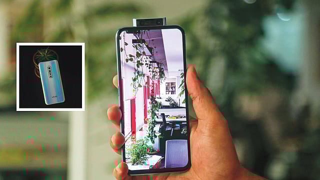 এই মুঠোফোনে আছে বেশ কিছু চমক। ছবি: সাজিদ হোসেন