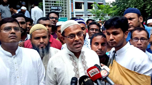 কুষ্টিয়ায় সাংবাদিকদের সঙ্গে কথা বলেন আবরারের বাবা বরকত উল্লাহ। জিলা স্কুল প্রাঙ্গণ। ছবি: তৌহিদী হাসান