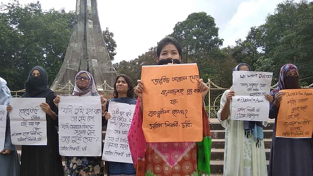 আবরার হত্যার বিচার দাবিতে চবি ছাত্রীদের মানববন্ধন ও বিক্ষোভ কর্মসূচি। ক্যাম্পাসের শহীদ মিনার চত্বরে, ৯ অক্টোবর। ছবি: প্রথম আলো