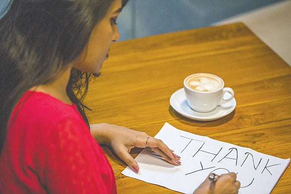 ছোট্ট একটি ধন্যবাদ অন্যের মুখে হাসি এনে দিতে পারে। মডেল: আয়েশা। ছবি: অধুনা