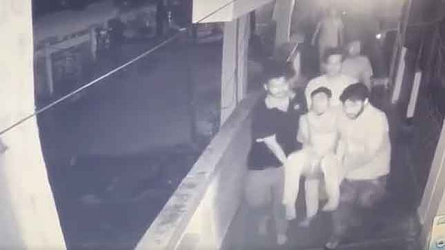 মারধরের পর ছাত্রলীগের কয়েকজন বুয়েটের শিক্ষার্থী আবরার ফাহাদকে বের করে নিয়ে যাচ্ছেন। ছবি: সিসি ক্যামেরার ফুটেজ থেকে