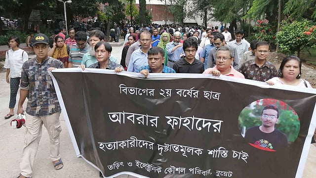 আবরার ফাহাদ (২১) হত্যার প্রতিবাদে মৌন মিছিল বের করেছেন বাংলাদেশ প্রকৌশল বিশ্ববিদ্যালয়ের (বুয়েট) শিক্ষকেরা। ছবি: সাজিদ হোসেন