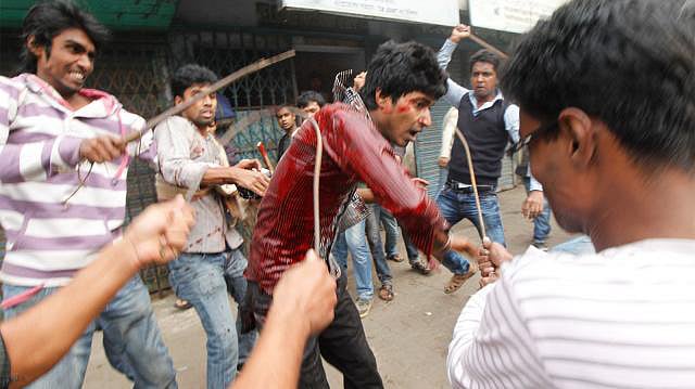 ২০১২ সালের ডিসেম্বরে বিরোধী দলের অবরোধ কর্মসূচি চলাকালে রাজধানীর বাহাদুর শাহ পার্কের কাছে বিশ্বজিৎ দাসকে কুপিয়ে হত্যা করা হয়। ছবি: প্রথম আলো