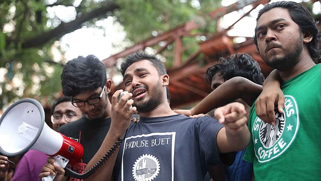 আবরার ফাহাদকে যে রাতে হত্যা করা হয়, সেই রাতের কথা বলতে গিয়ে আবেগাপ্লুত বুয়েটের এক শিক্ষার্থী। বুয়েট, ঢাকা, ৯ অক্টোবর। ছবি: আবদুস সালাম