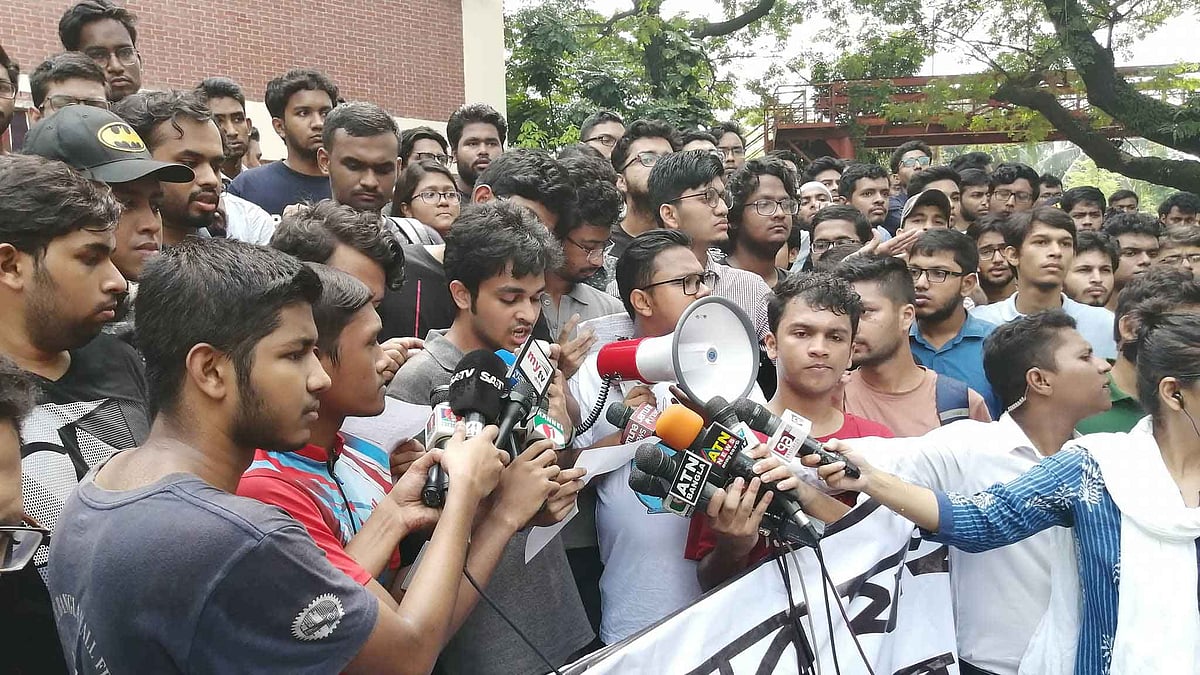 বুয়েটের শিক্ষার্থী আবরার ফাহাদ হত্যার ঘটনায় আন্দোলনকারী শিক্ষার্থীরা ১০ দফা দাবি দিয়েছেন। বুয়েট, ঢাকা, ৯ অক্টোবর। ছবি: সাজিদ হোসেন