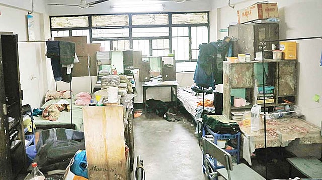 শেরেবাংলা হলের ২০১১ নম্বর কক্ষ। এখানে আবরার ফাহাদকে পেটান ছাত্রলীগের নেতা–কর্মীরা। গতকাল দুপুরে।  ছবি: প্রথম আলো
