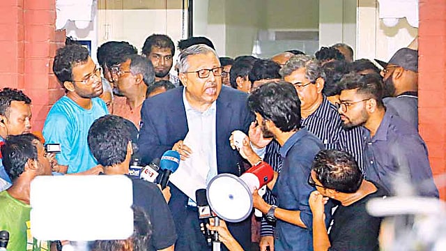 বুয়েট ছাত্র আবরার ফাহাদ হত্যার ঘটনায় বিক্ষুব্ধ শিক্ষার্থীদের তোপের মুখে একপর্যায়ে কথা বলেন বুয়েট উপাচার্য সাইফুল ইসলাম। গতকাল সন্ধ্যা সাড়ে ছয়টায় ক্যাম্পাসের প্রশাসনিক ভবনে।  প্রথম আলো