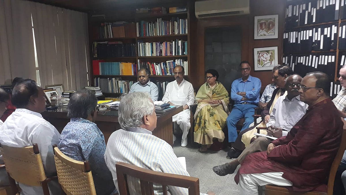 রাজধানীর মতিঝিলে ঐক্যফ্রন্টের আহ্বায়ক ড. কামাল হোসেনের চেম্বারে জোটের স্টিয়ারিং কমিটির বৈঠক অনুষ্ঠিত হয়। ছবি: প্রথম আলো