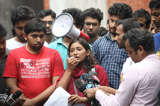 বুয়েট ক্যাম্পাসের শহীদ মিনারের সামনে কর্মসূচি ঘোষণা করা হয়।