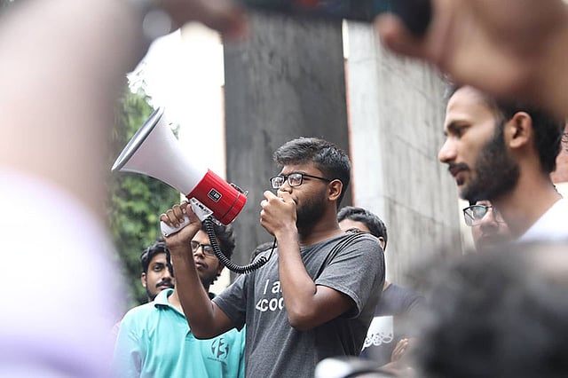 বেলা সাড়ে ১১টা থেকে বিক্ষোভ কর্মসূচি শুরু হয় বুয়েট শিক্ষার্থীদের।