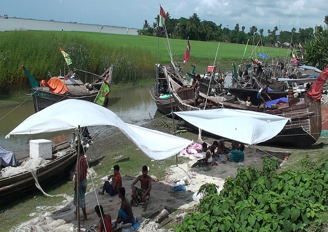 ইলিশ ধরা বন্ধ। জেলেরা জাল জোড়াতালি, নৌকা ও ট্রলার মেরামতে সময় পার করছেন