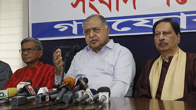 রাজধানীর জাতীয় প্রেসক্লাবে সংবাদ সম্মেলনে ড. কামাল হোসেন। ছবি: আশরাফুল আলম