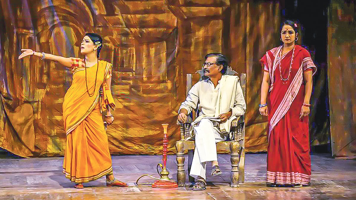 আরণ্যকের ময়ূর সিংহাসন নাটকের একটি দৃশ্য। ফাইল ছবি: আরণ্যক নাট্যদলের সৌজন্যে