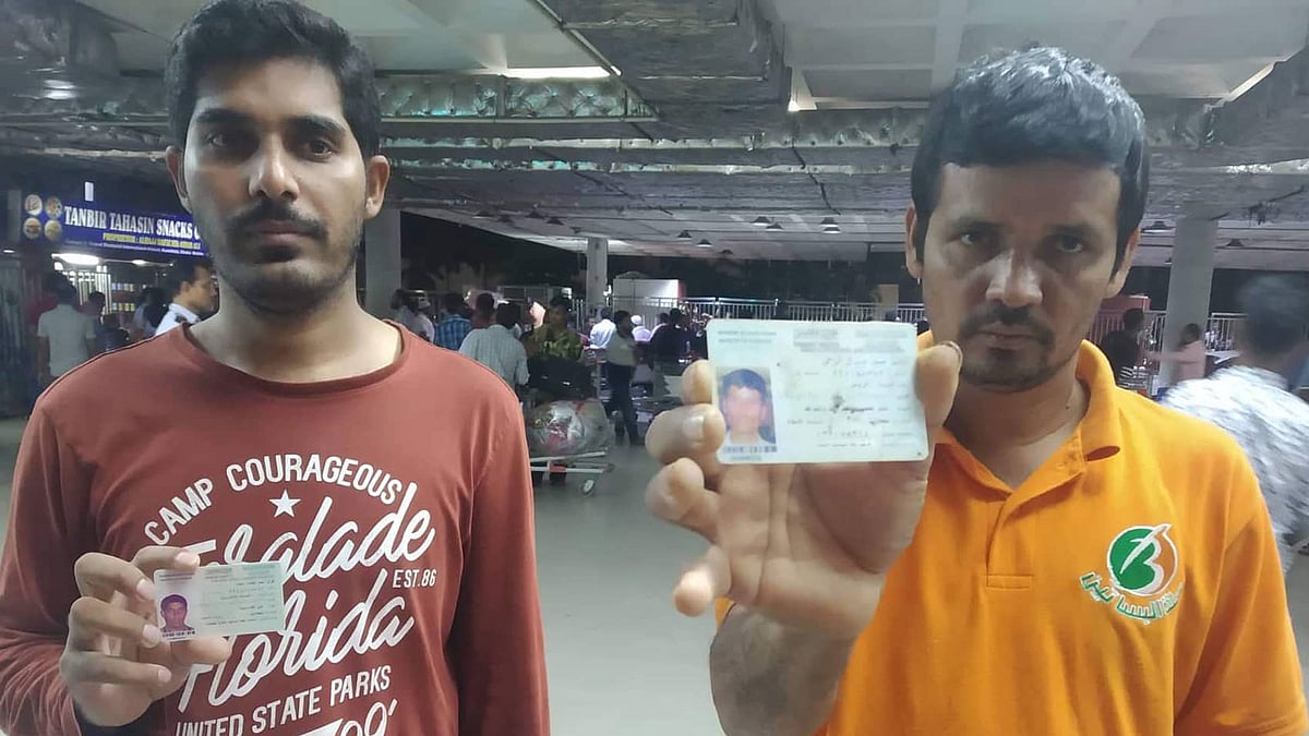 সৌদি আরব থেকে ফেরত আসা বাংলাদেশি দুজন কর্মী। ছবি: সংগৃহীত
