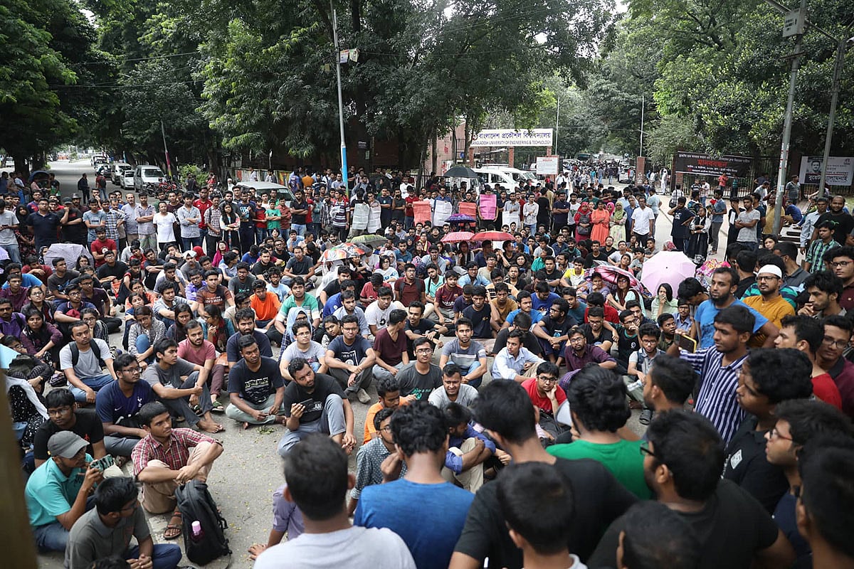 আবরার ফাহাদ হত্যার ঘটনায় ১০ দফা দাবিতে বুয়েটের সামনের সড়কে শিক্ষার্থীদের অবস্থান। বুয়েট, ঢাকা, ৯ অক্টোবর। ছবি: আবদুস সালাম