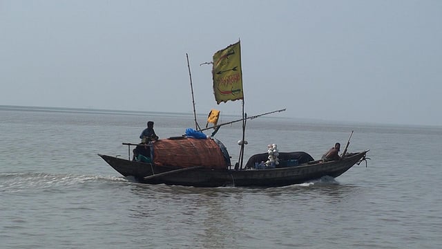 ইলিশ ধরা নিষিদ্ধ, তাই তীরে ফিরছে ট্রলার ও নৌকাগুলো
