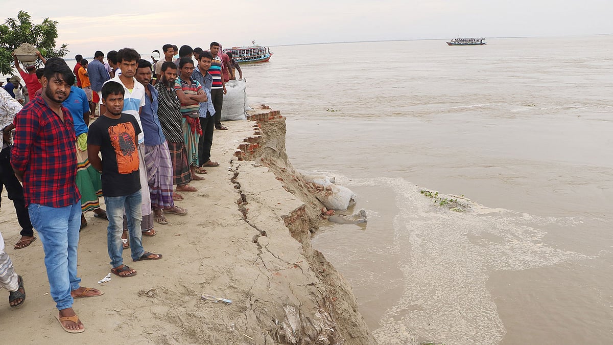 দৌলতদিয়ার ১ নম্বর ফেরি ঘাট থেকে তোলা ছবি। ছবি: এম রাশেদুল হক