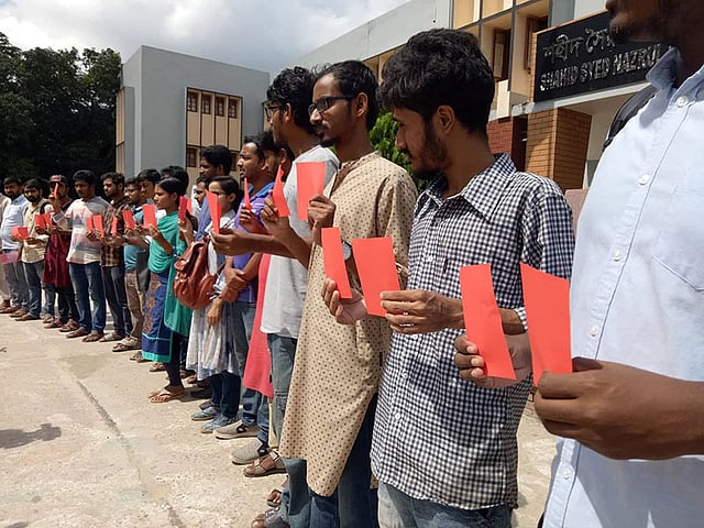 বুয়েট শিক্ষার্থী আবরার হত্যার বিচার দাবি এবং শিক্ষক ও প্রশাসনকে অবাঞ্ছিত ঘোষণা করে লাল কার্ড প্রদর্শন কর্মসূচি পালন করেন রাজশাহী বিশ্ববিদ্যালয়ের শিক্ষার্থীরা। ছবিটি বিশ্ববিদ্যালয়ের প্রশাসন ভবনের সামনে থেকে তোলা।
