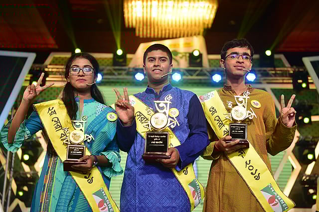 ‘ইস্পাহানি মির্জাপুর বাংলাবিদ’ প্রতিযোগিতার তিন বিজয়ী (বাঁ থেকে) অন্তিকা জান্নাত, শাজেদুর রহমান ও অয়ন চক্রবর্তী। ছবি: সংগৃহীত