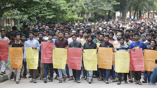 মিছিল নিয়ে ক্যাম্পাস প্রদক্ষিণ শিক্ষার্থীদের। বুয়েট, ঢাকা, ১১ অক্টোবর। ছবি: দীপু মালাকার