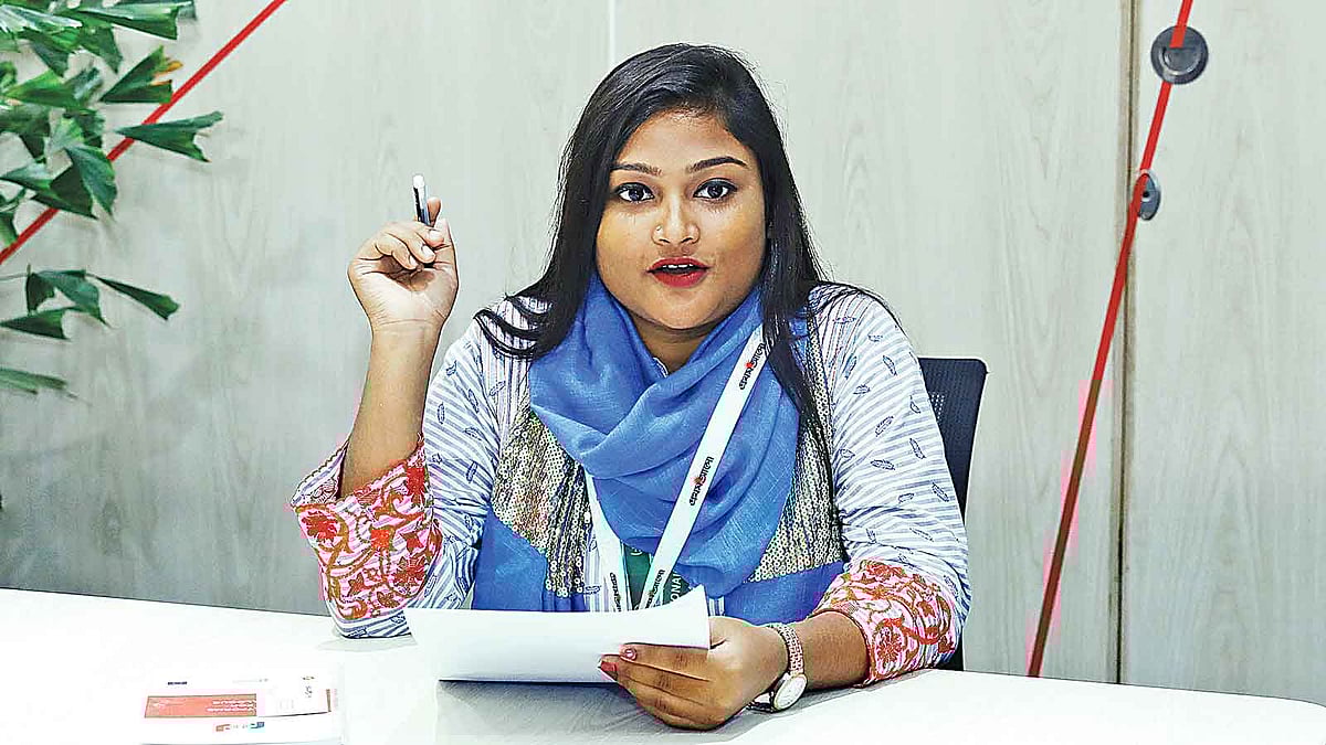 প্রতীকী সম্পাদক হিসেবে দায়িত্ব পালন করছেন ফারিয়া মেহজাবিন খান। গতকাল কারওয়ান বাজারে প্রথম আলো কার্যালয়ে। ছবি: প্রথম আলো