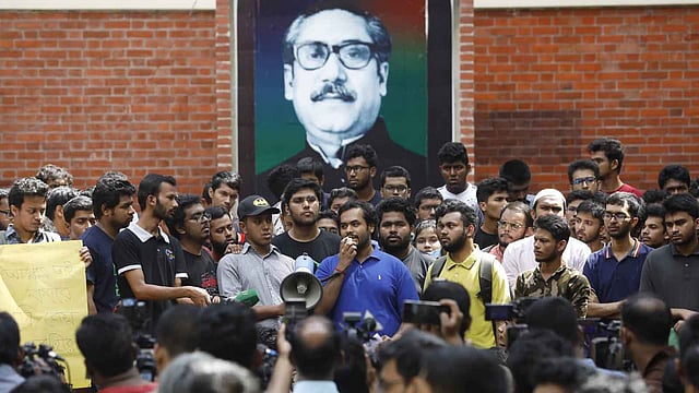 বুয়েট শহীদ মিনারে শিক্ষার্থীদের সংবাদ সম্মেলন। বুয়েট, ঢাকা, ১১ অক্টোবর। ছবি: দীপু মালাকার