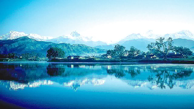 হ্রদপাড়ে হিমালয়ের তুষারশুভ্র বিস্তার। ছবি: লেখক