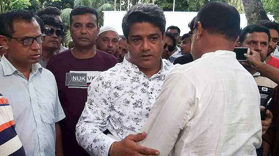 কুষ্টিয়া-৪ আসনের সাংসদ সেলিম আলতাফ জর্জ আবরার ফাহাদের গ্রামের বাড়ি রায়ডাঙ্গায় যান। বৃহস্পতিবার বিকেলে তোলা। ছবি: প্রথম আলো
